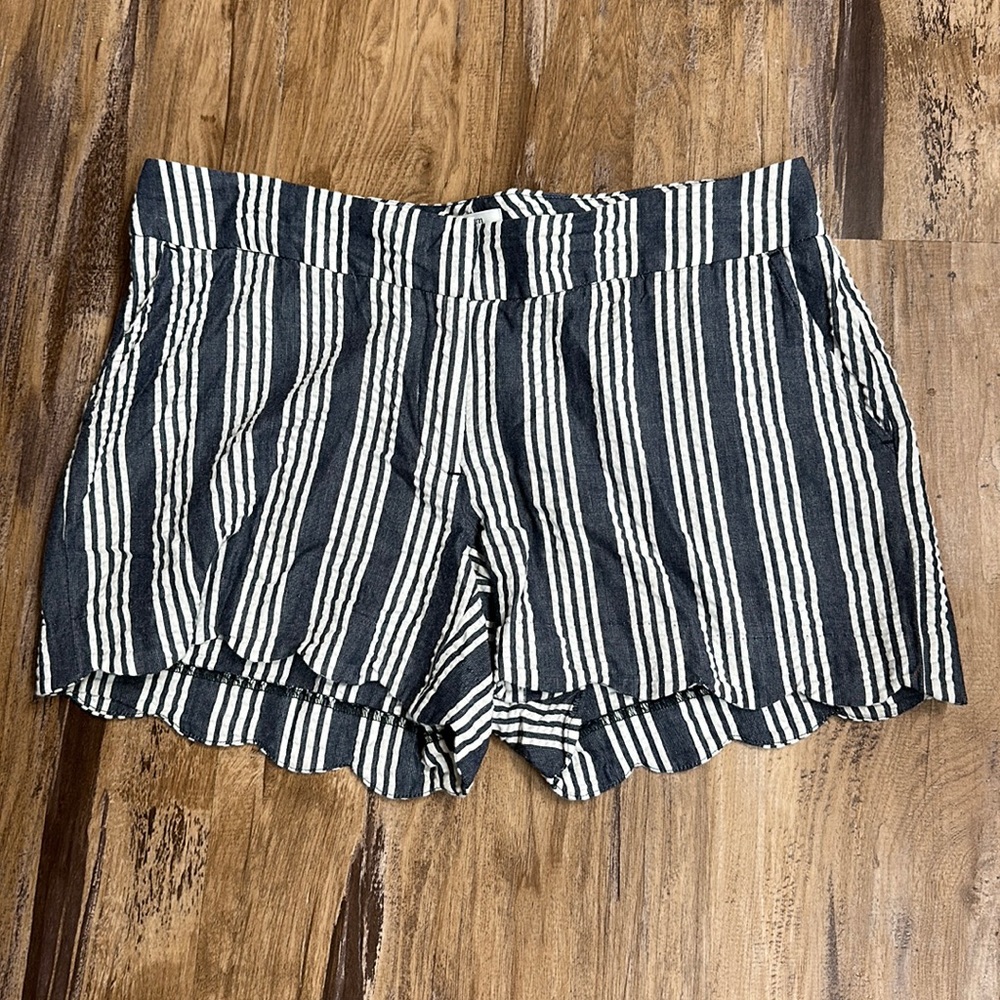 Crown & Ivy scalloped shorts navy blue and white